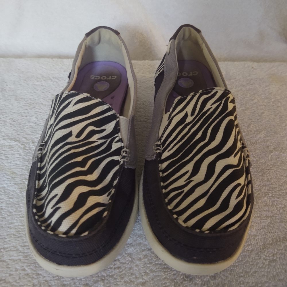 Croc women's canvas loafers size 6